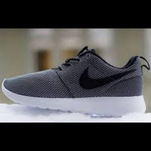 Nike roshe run grey